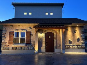 外観・夕暮れ時（造形モルタル）