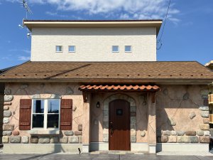 外観・日中（造形モルタル）