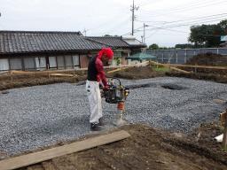 基礎砕石転圧状況